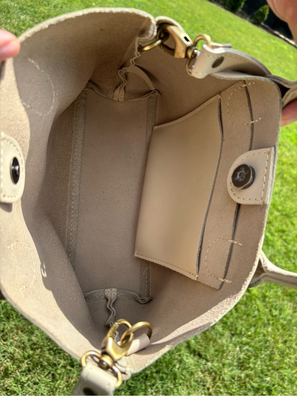 Portland Leather large raindrop Crossbody bag. - Picture 6 of 14